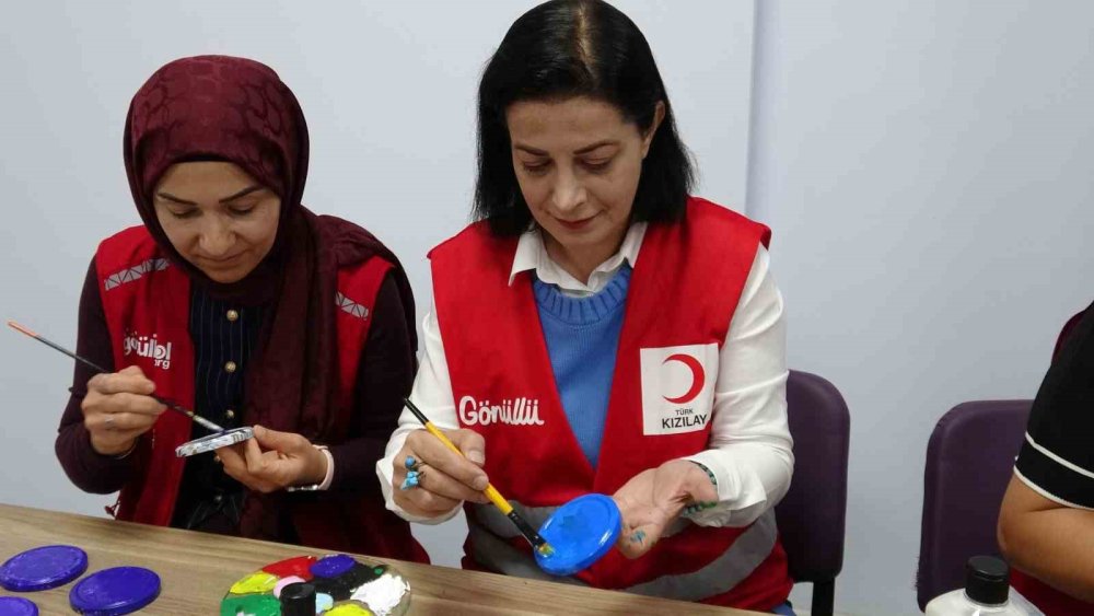Kadınlar Kızılay İçin Üretiyor.. El Emeği Ürünler Hayır Çarşısında Satılacak!