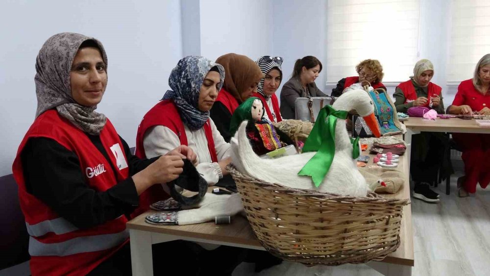 Kadınlar Kızılay İçin Üretiyor.. El Emeği Ürünler Hayır Çarşısında Satılacak!