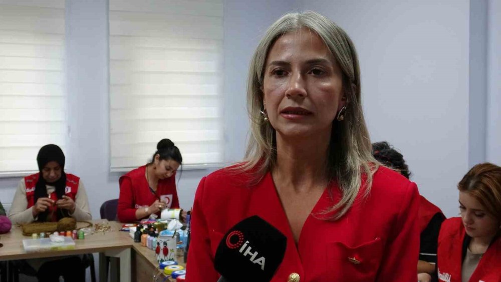 Kadınlar Kızılay İçin Üretiyor.. El Emeği Ürünler Hayır Çarşısında Satılacak!