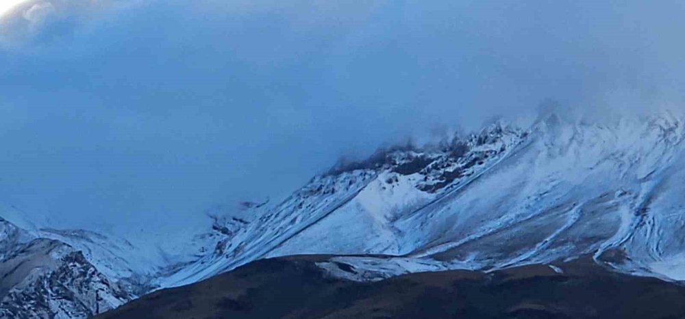 Süphan Dağı'nın Zirvesi Beyaza Büründü.. Mevsimin İlk Karı Yüksek Kesimlerde Etkili!