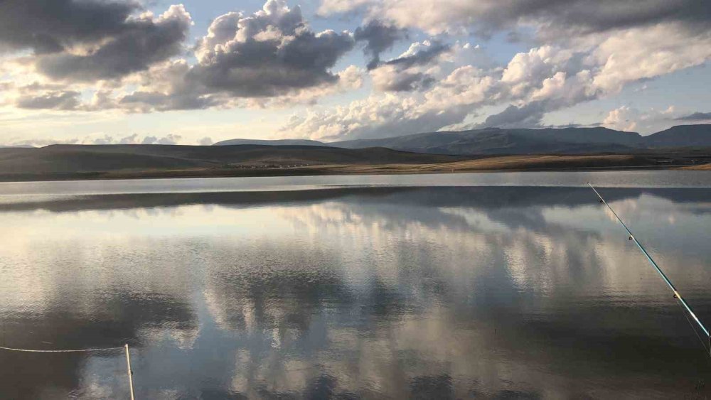 Selim’de Kartpostallık Görüntüler.. Bayburt Baraj Gölü’nde Gökyüzü Suya İndi!