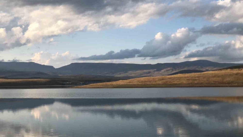 Selim’de Kartpostallık Görüntüler.. Bayburt Baraj Gölü’nde Gökyüzü Suya İndi!