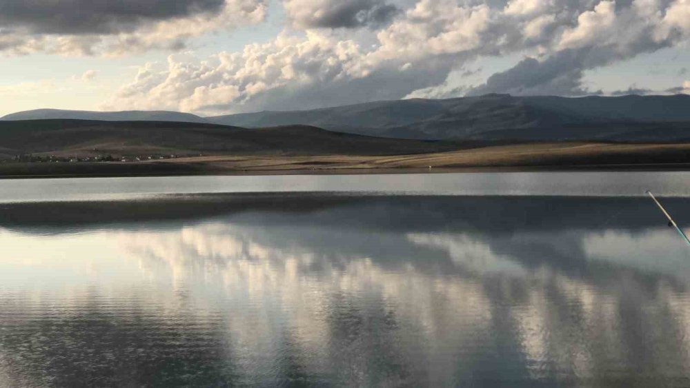 Selim’de Kartpostallık Görüntüler.. Bayburt Baraj Gölü’nde Gökyüzü Suya İndi!