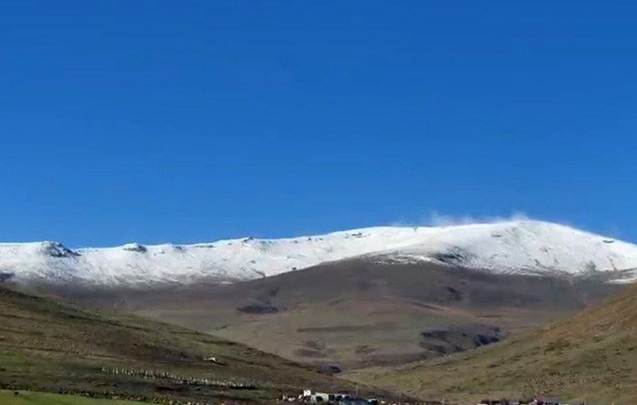 Ardahan’a Mevsimin İlk Karı Yağdı.. Kısır Dağı Beyaza Büründü!