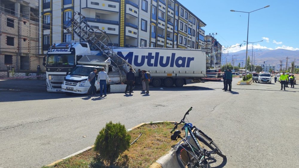 Iğdır’da Trafikte İnatlaşma Kaza Getirdi.. TIR, Araç ve Direğe Çarptı!