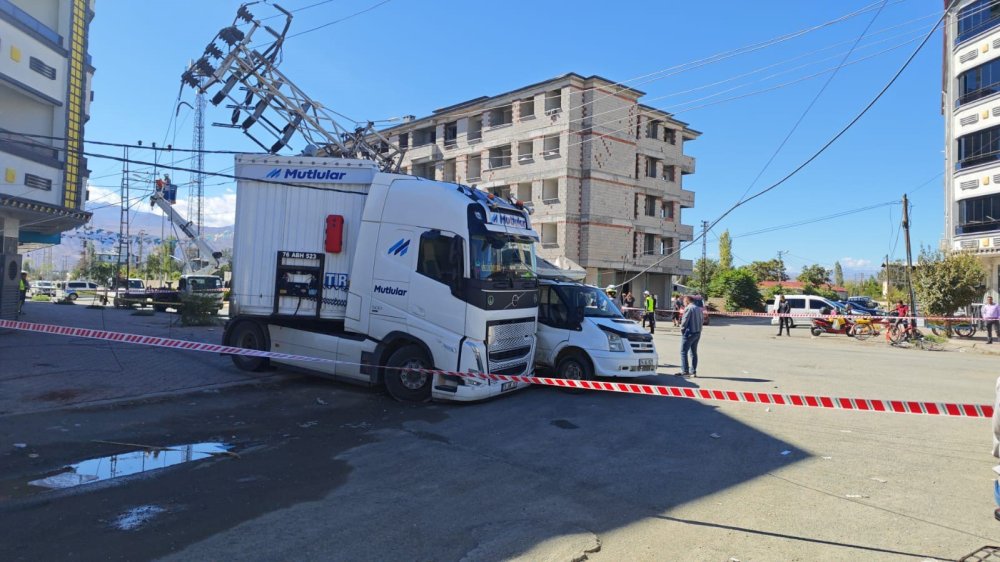 Iğdır’da Trafikte İnatlaşma Kaza Getirdi.. TIR, Araç ve Direğe Çarptı!