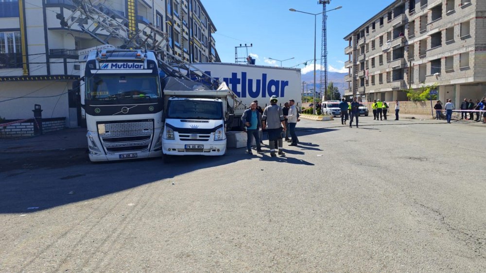 Iğdır’da Trafikte İnatlaşma Kaza Getirdi.. TIR, Araç ve Direğe Çarptı!