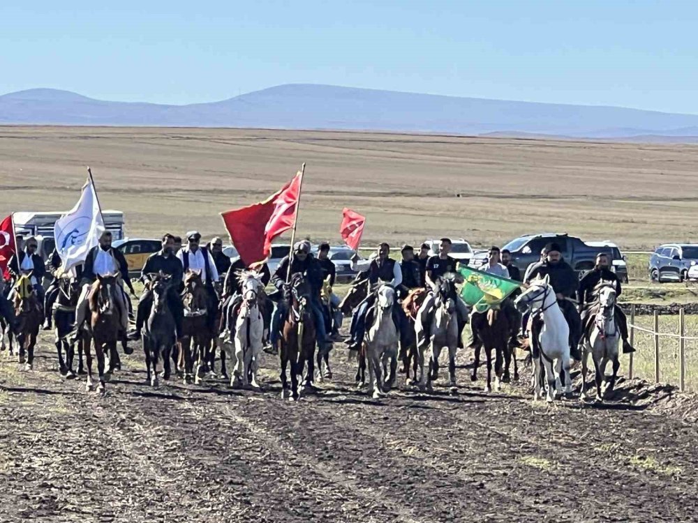 Arpaçay’da Rahvan At Yarışları.. Meydancık Köyü’nde Biniciler Yarıştı!