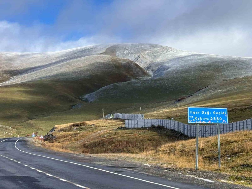 Posof’ta Kar Etkisi.. Ilgar Dağı Geçidi’nde Görüş Mesafesi Düştü!