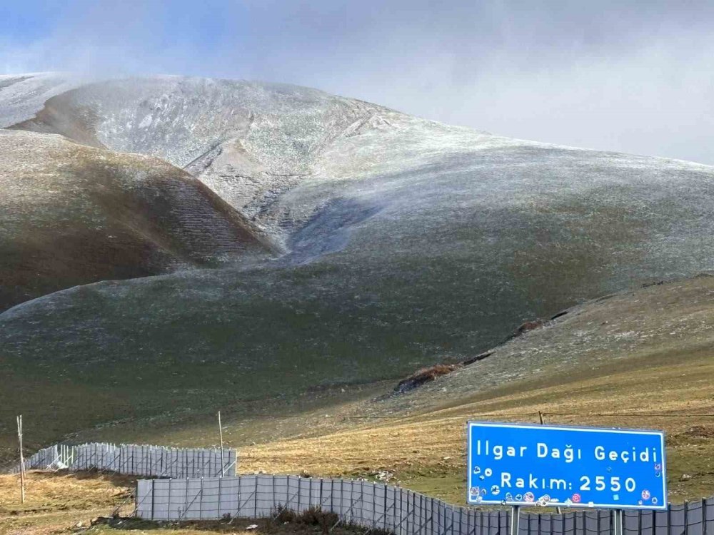 Posof’ta Kar Etkisi.. Ilgar Dağı Geçidi’nde Görüş Mesafesi Düştü!