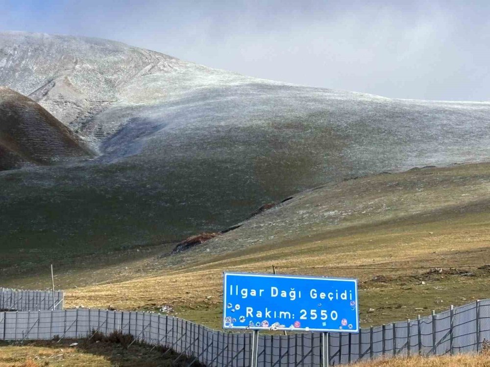 Posof’ta Kar Etkisi.. Ilgar Dağı Geçidi’nde Görüş Mesafesi Düştü!