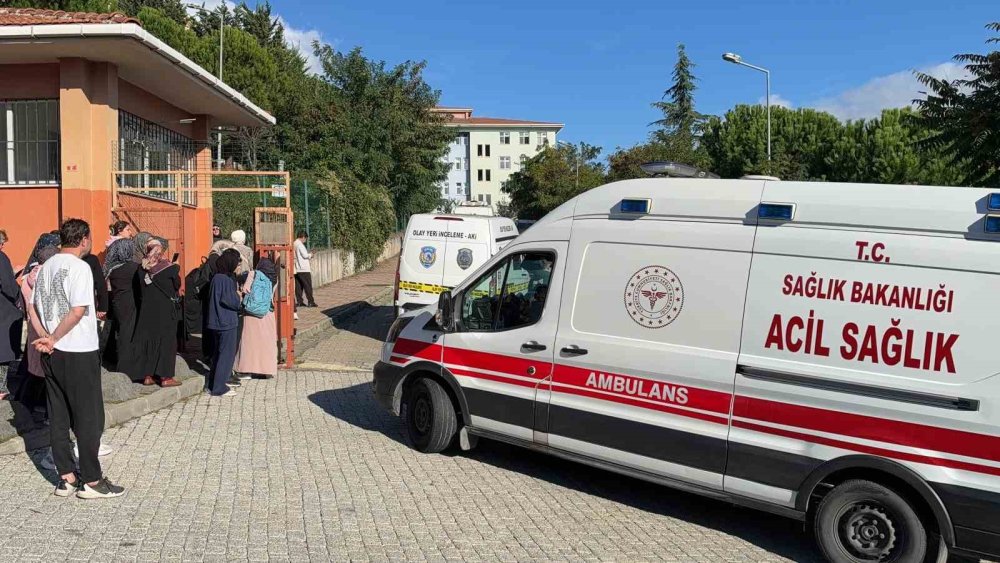 İstanbul Başakşehir’de Ortaokulda Bıçaklı Saldırı.. 1’i Kritik 8 Yaralı Var!