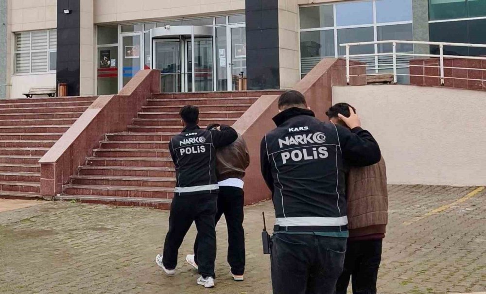 Kars’ta Bir Apartta Arama Yapıldı.. Bonzai ve Silahlar Bulundu, 2 Kişi Tutuklandı!
