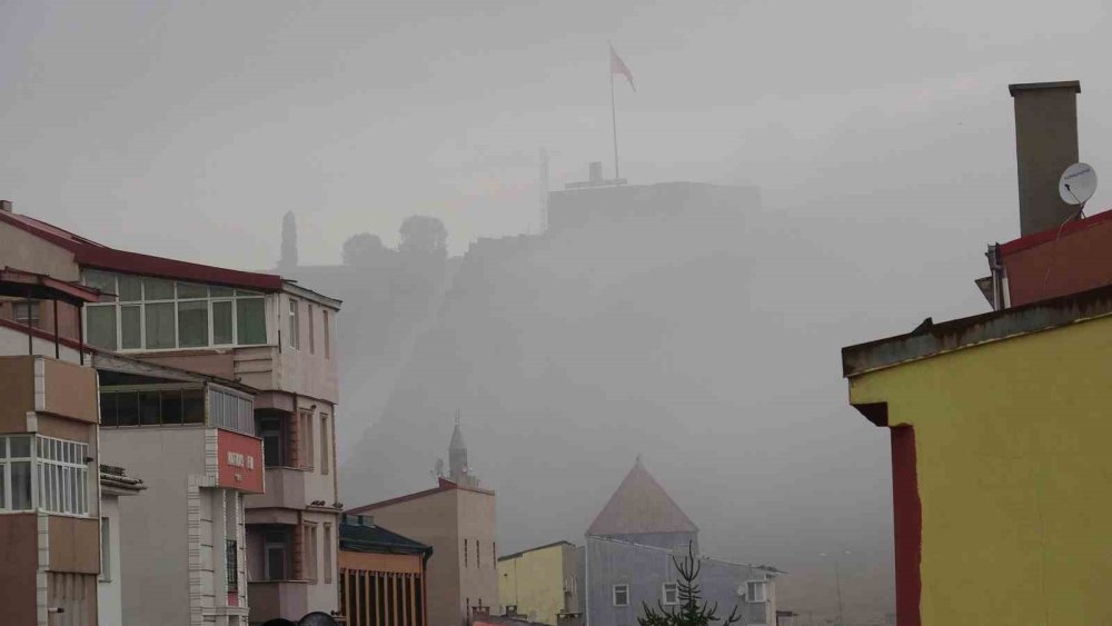 Kars’ta Sabah Saatlerinde Sis Etkili Oldu.. Kars Kalesi Sis İçinde Kaldı!