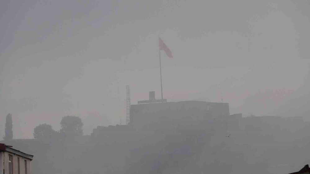 Kars’ta Sabah Saatlerinde Sis Etkili Oldu.. Kars Kalesi Sis İçinde Kaldı!
