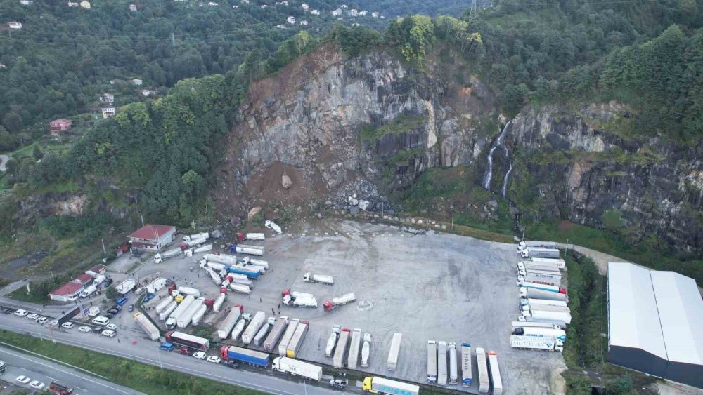 Hopa’da Esenkıyı TIR Parkında Heyelan.. 1 Kişi Hayatını Kaybetti, 8 TIR Hasar Gördü!