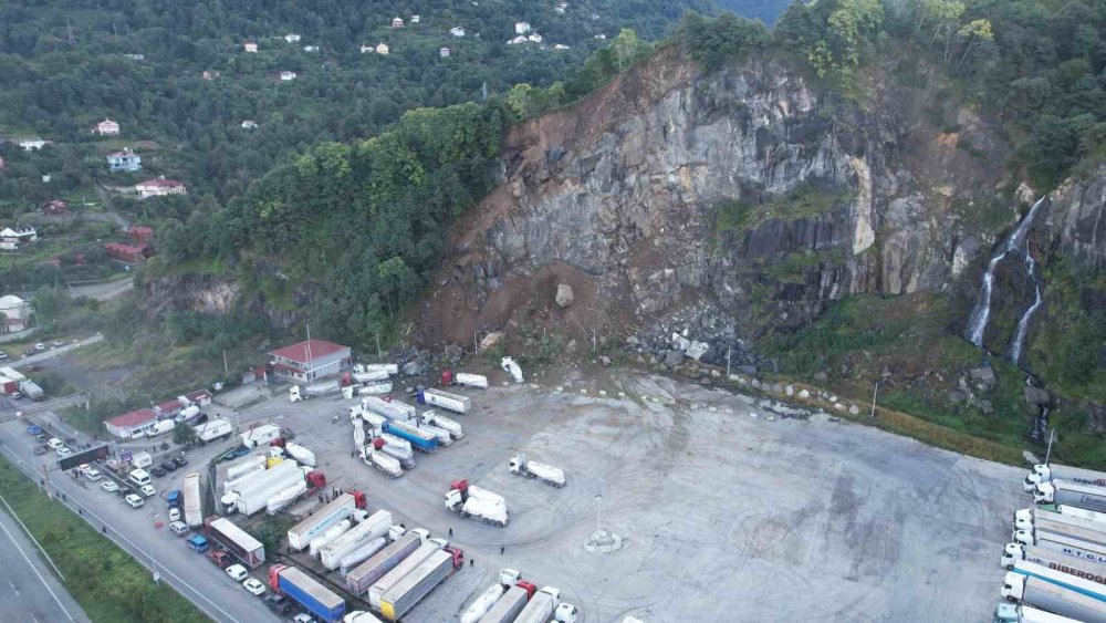 Hopa’da Esenkıyı TIR Parkında Heyelan.. 1 Kişi Hayatını Kaybetti, 8 TIR Hasar Gördü!