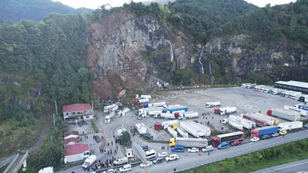 Hopa’da Esenkıyı TIR Parkında Heyelan.. 1 Kişi Hayatını Kaybetti, 8 TIR Hasar Gördü!