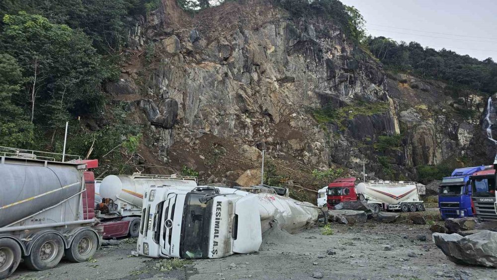 Hopa’da Esenkıyı TIR Parkında Heyelan.. 1 Kişi Hayatını Kaybetti, 8 TIR Hasar Gördü!