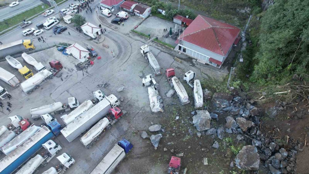 Hopa’da Esenkıyı TIR Parkında Heyelan.. 1 Kişi Hayatını Kaybetti, 8 TIR Hasar Gördü!