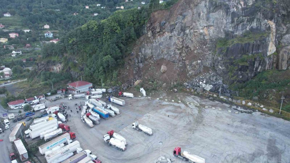 Hopa’da Esenkıyı TIR Parkında Heyelan.. 1 Kişi Hayatını Kaybetti, 8 TIR Hasar Gördü!