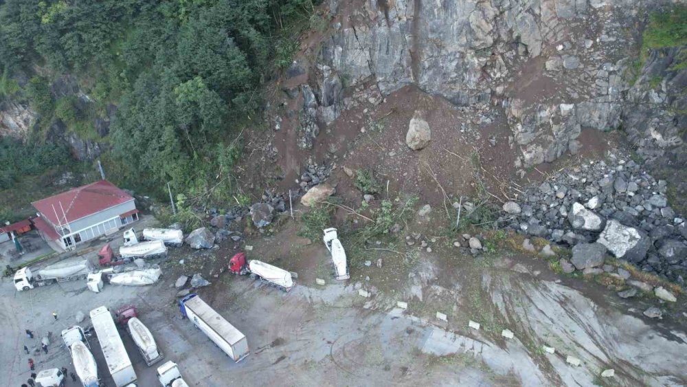 Hopa’da Esenkıyı TIR Parkında Heyelan.. 1 Kişi Hayatını Kaybetti, 8 TIR Hasar Gördü!