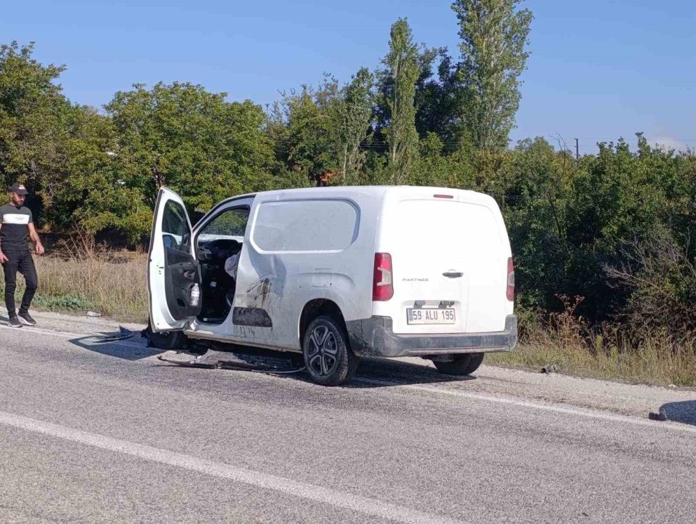 Konya Hüyük’te Feci Kaza.. İki Araç Çarpıştı, 3 Kişi Hayatını Kaybetti!