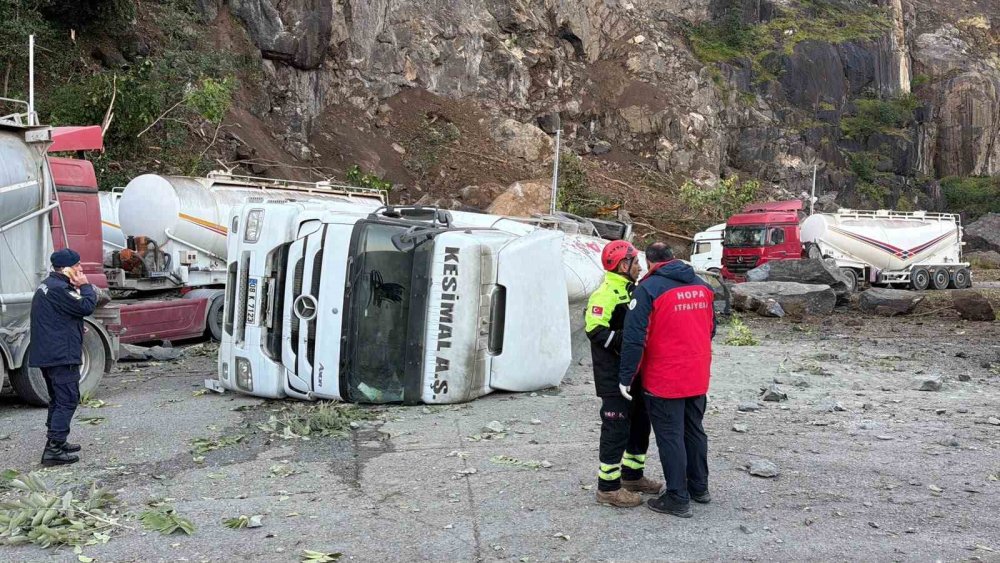 Tır Parkında Yamaçtan Kopan Dev Kaya Parçaları Can Aldı