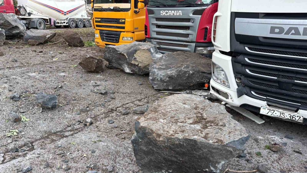 Tır Parkında Yamaçtan Kopan Dev Kaya Parçaları Can Aldı