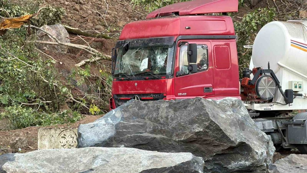 Tır Parkında Yamaçtan Kopan Dev Kaya Parçaları Can Aldı