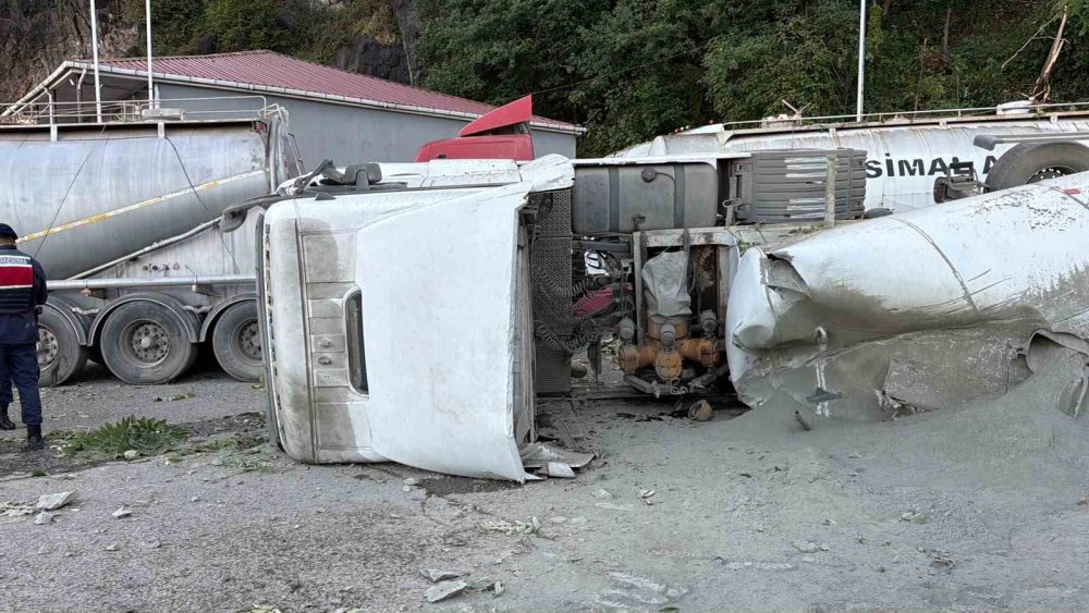 Tır Parkında Yamaçtan Kopan Dev Kaya Parçaları Can Aldı
