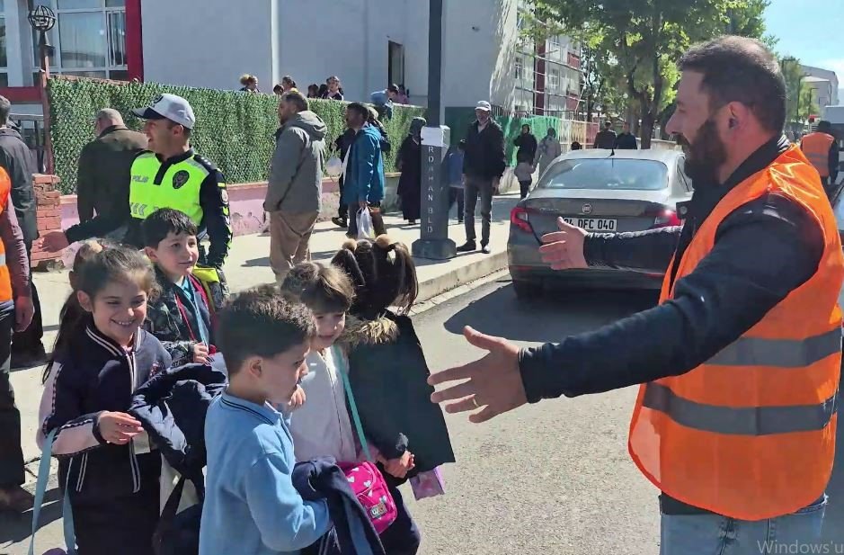Ardahan’da Okul Taşıtlarında Güvenlik Adımı.. Personele Reflektörlü Yelek Verildi!
