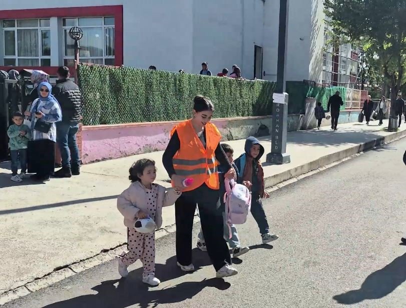 Ardahan’da Okul Taşıtlarında Güvenlik Adımı.. Personele Reflektörlü Yelek Verildi!
