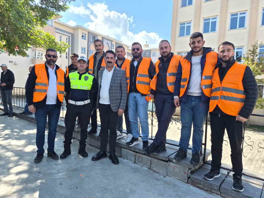 Ardahan’da Okul Taşıtlarında Güvenlik Adımı.. Personele Reflektörlü Yelek Verildi!