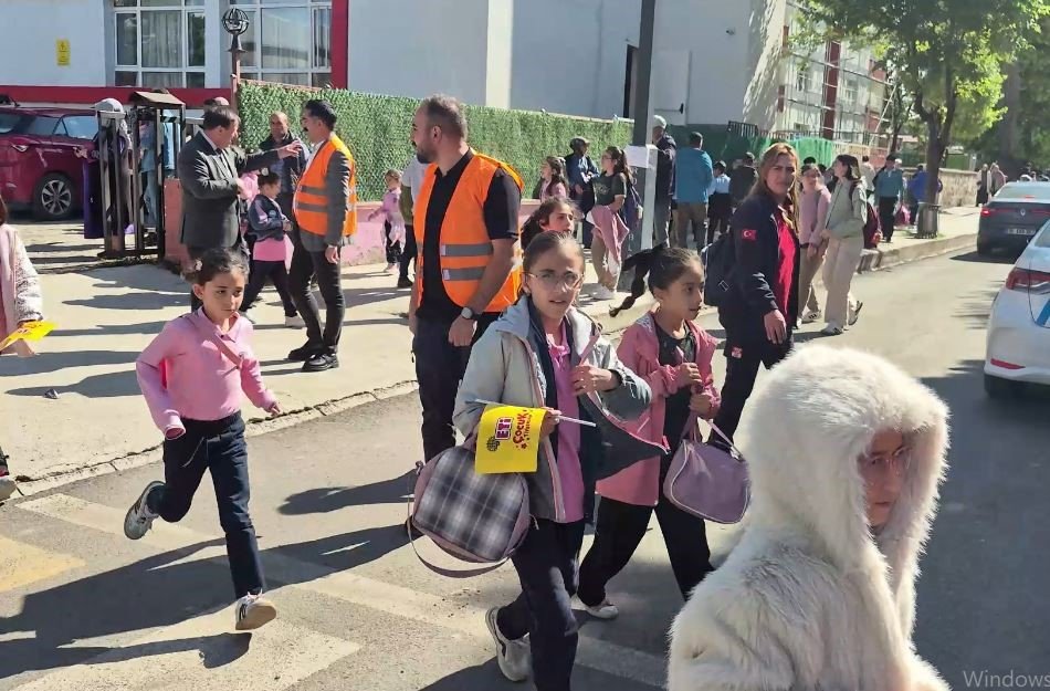 Ardahan’da Okul Taşıtlarında Güvenlik Adımı.. Personele Reflektörlü Yelek Verildi!