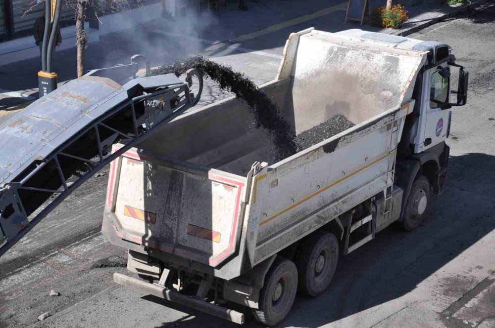 Kars’ta Kış Öncesi Asfalt Mesaisi.. Kazımpaşa Caddesi’nde Eski Yol Sökülüyor!
