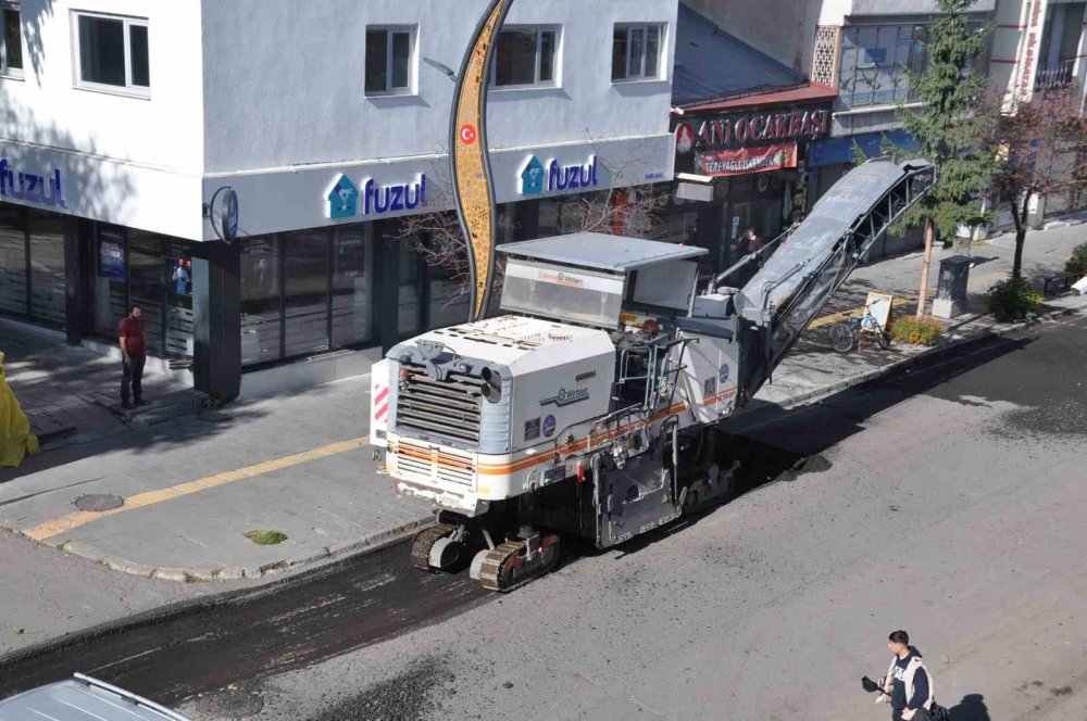 Kars’ta Kış Öncesi Asfalt Mesaisi.. Kazımpaşa Caddesi’nde Eski Yol Sökülüyor!