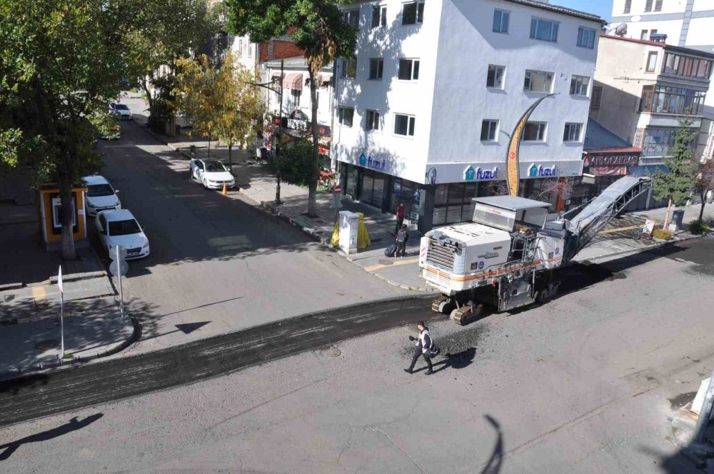 Kars’ta Kış Öncesi Asfalt Mesaisi.. Kazımpaşa Caddesi’nde Eski Yol Sökülüyor!