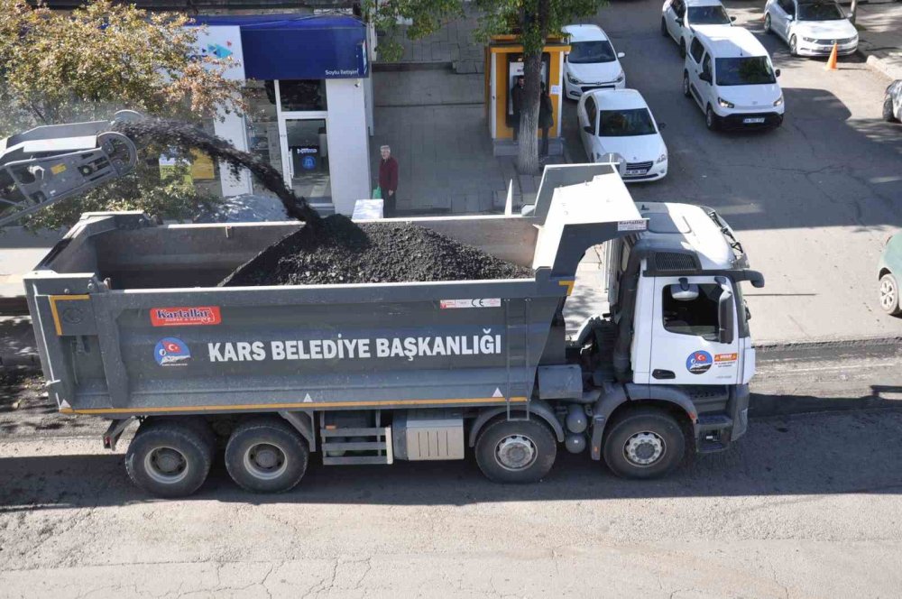 Kars’ta Kış Öncesi Asfalt Mesaisi.. Kazımpaşa Caddesi’nde Eski Yol Sökülüyor!