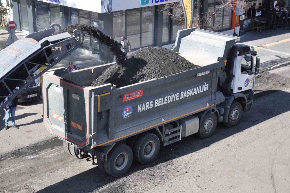 Kars’ta Kış Öncesi Asfalt Mesaisi.. Kazımpaşa Caddesi’nde Eski Yol Sökülüyor!