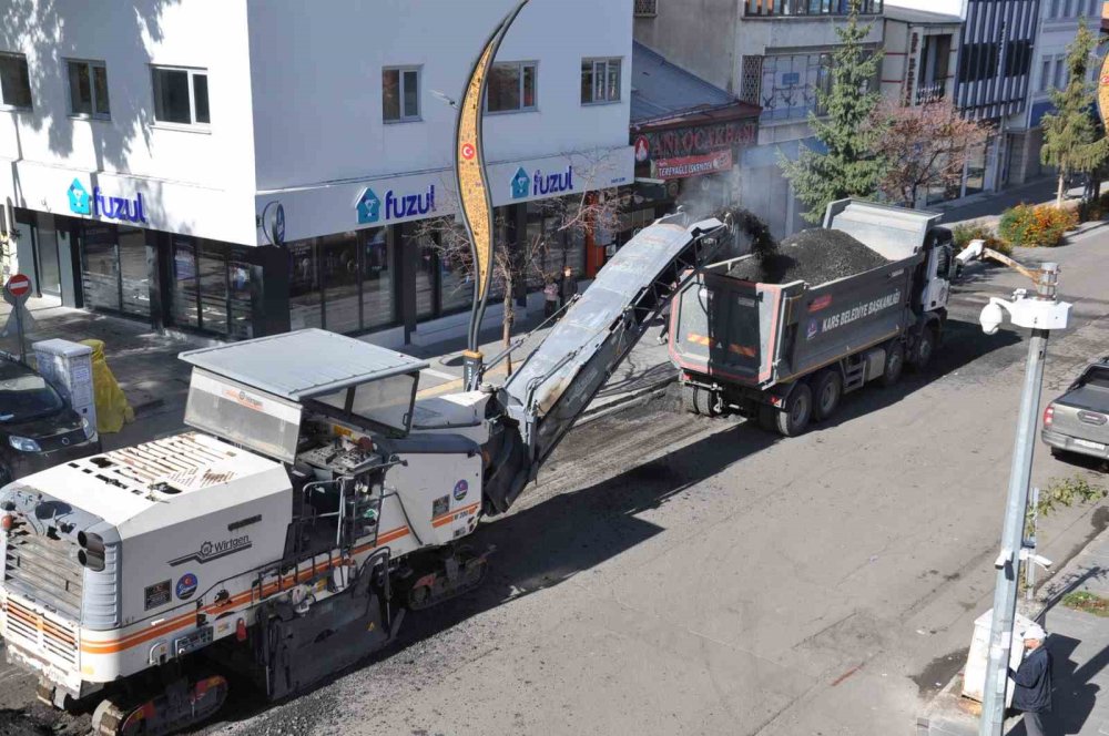 Kars’ta Kış Öncesi Asfalt Mesaisi.. Kazımpaşa Caddesi’nde Eski Yol Sökülüyor!