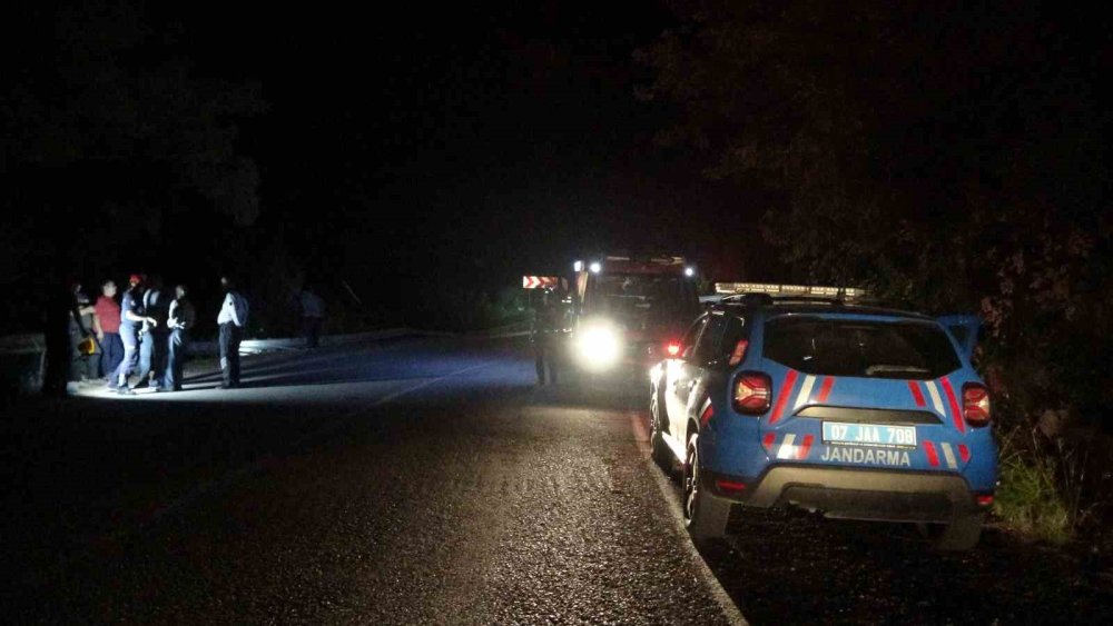 Antalya’nın Konyaaltı İlçesinde Hafif Ticari Araç Uçuruma Yuvarlandı.. 2 Ölü, 4 Yaralı!