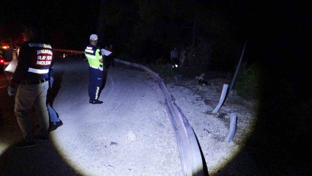 Antalya’nın Konyaaltı İlçesinde Hafif Ticari Araç Uçuruma Yuvarlandı.. 2 Ölü, 4 Yaralı!