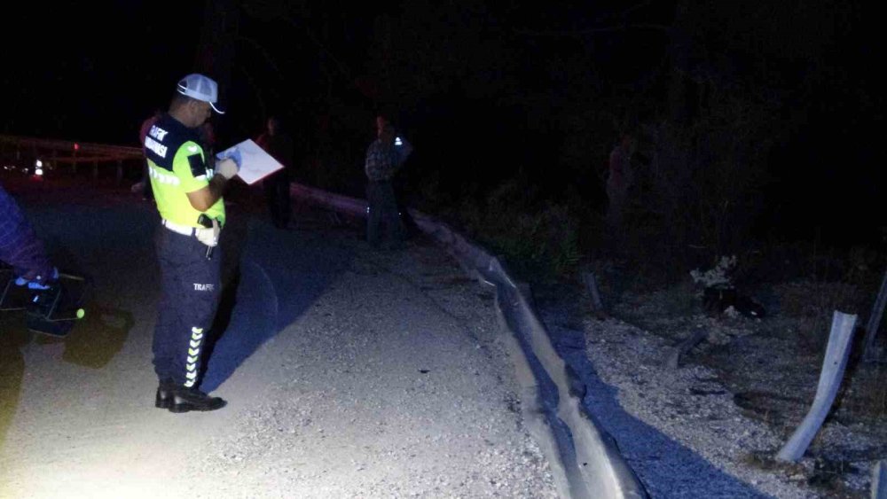 Antalya’nın Konyaaltı İlçesinde Hafif Ticari Araç Uçuruma Yuvarlandı.. 2 Ölü, 4 Yaralı!