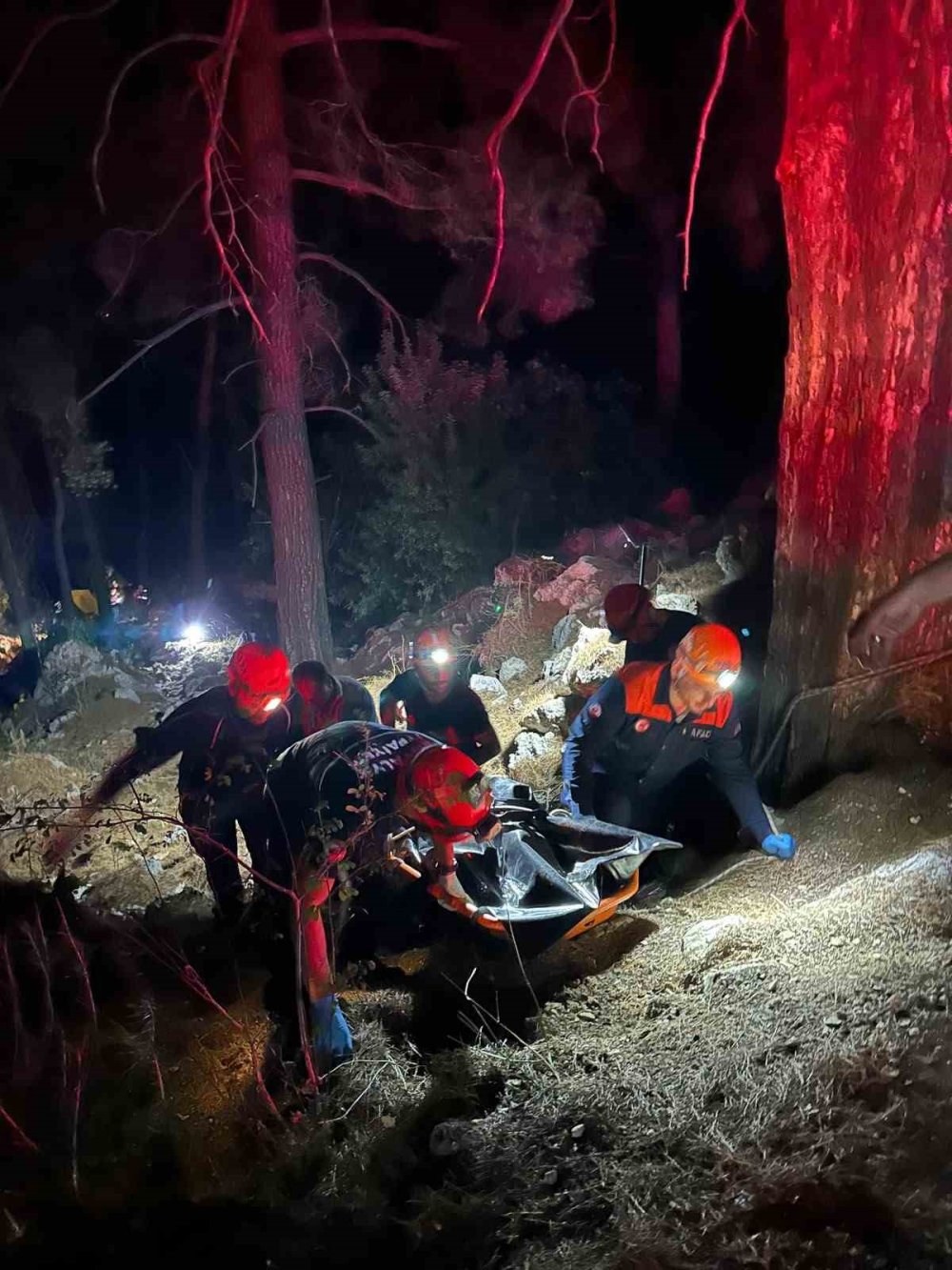 Antalya’nın Konyaaltı İlçesinde Hafif Ticari Araç Uçuruma Yuvarlandı.. 2 Ölü, 4 Yaralı!