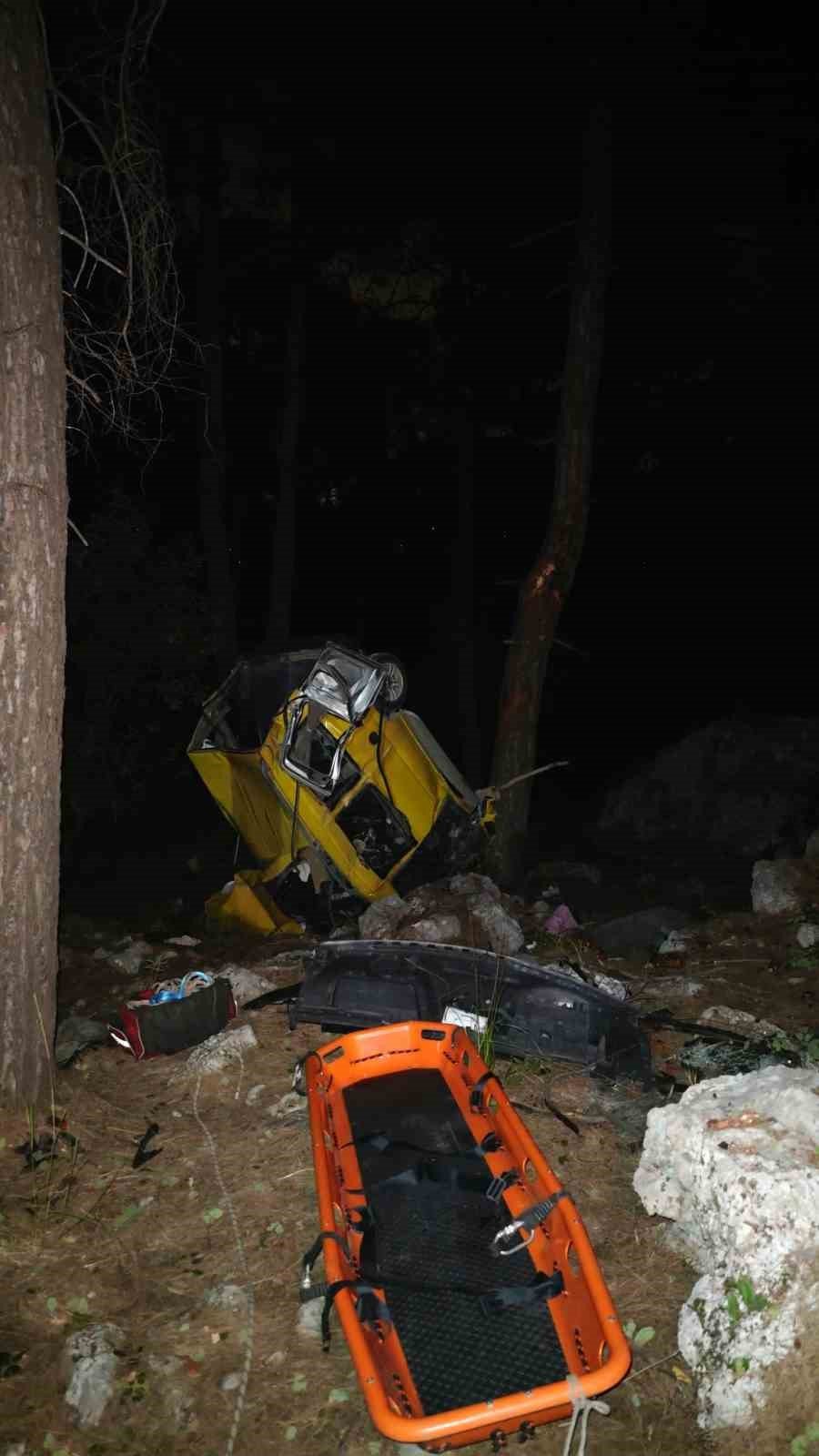Antalya’nın Konyaaltı İlçesinde Hafif Ticari Araç Uçuruma Yuvarlandı.. 2 Ölü, 4 Yaralı!