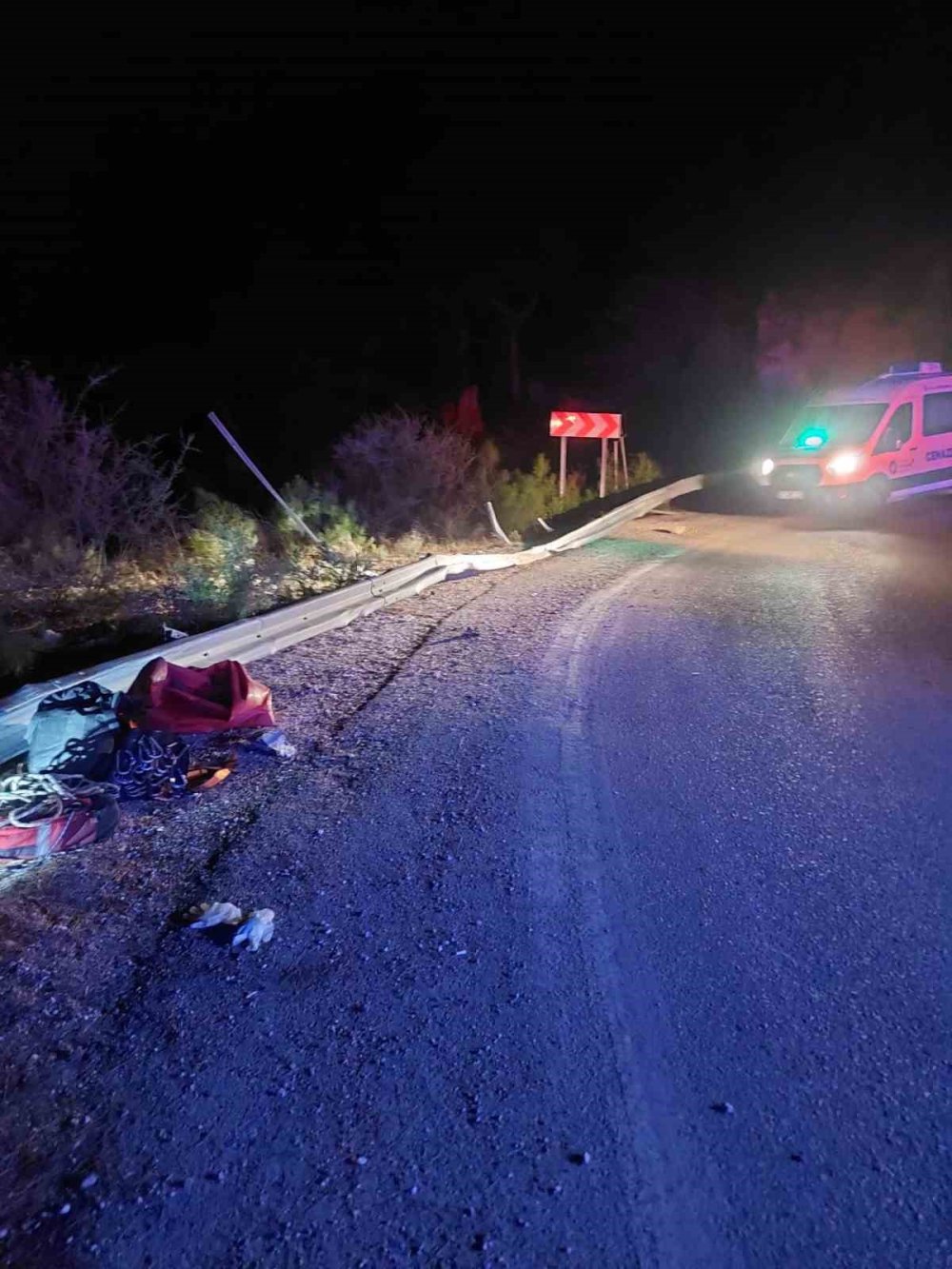 Antalya’nın Konyaaltı İlçesinde Hafif Ticari Araç Uçuruma Yuvarlandı.. 2 Ölü, 4 Yaralı!
