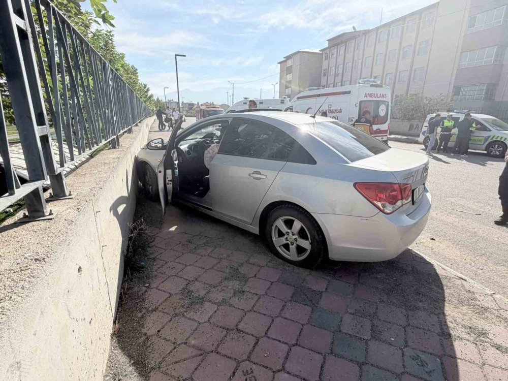 Iğdır’da Millet Bahçesi Yakınında Trafik Kazası.. İki Sürücü Hastaneye Kaldırıldı!