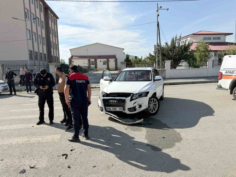 Iğdır’da Millet Bahçesi Yakınında Trafik Kazası.. İki Sürücü Hastaneye Kaldırıldı!