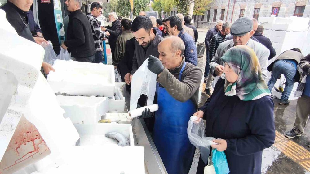 Kars’ta Palamutun Tanesi 50 Liradan Satılıyor.. Balık Tezgahlarında Hareketlilik!